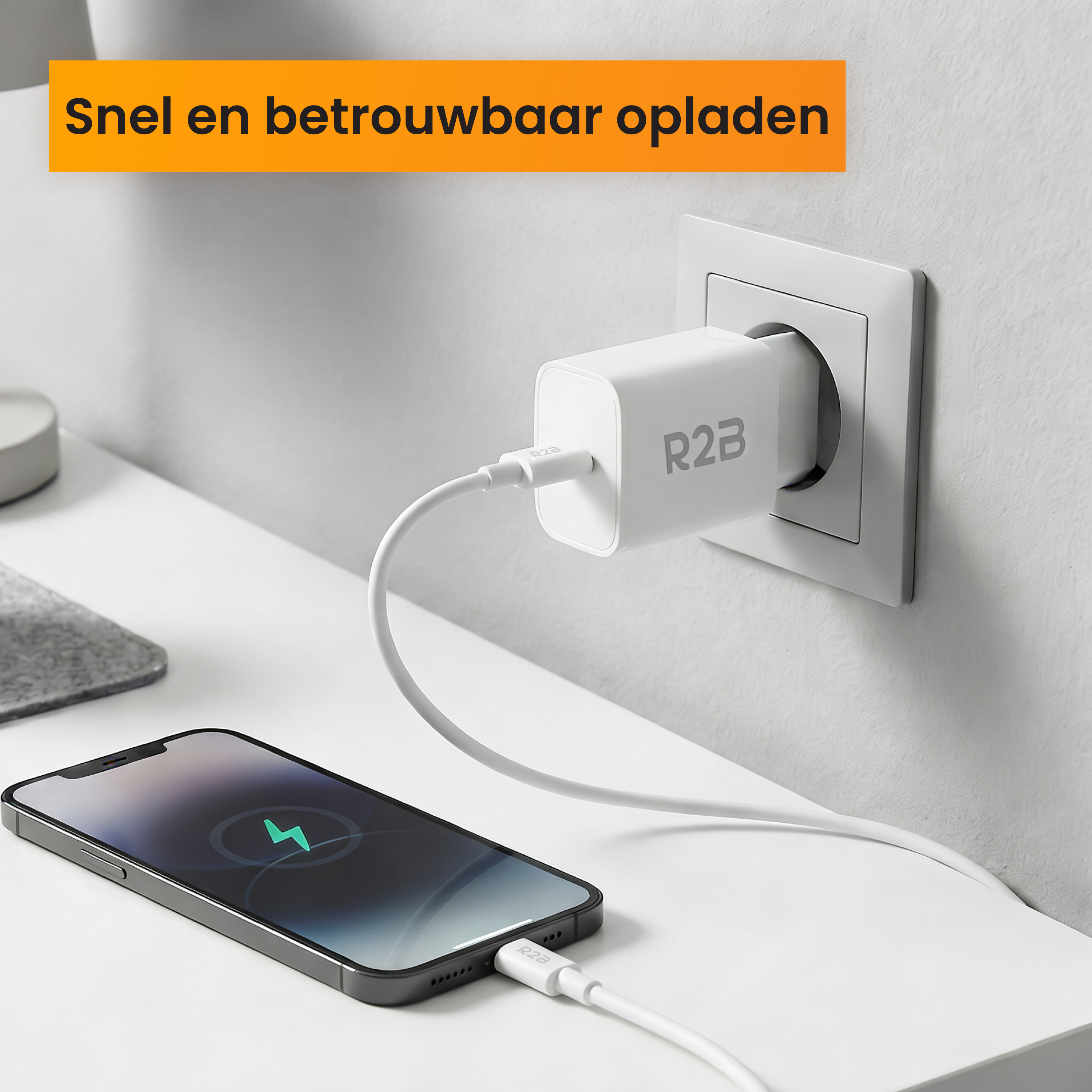 Een witte oplader laadt een smartphone op die op tafel ligt.