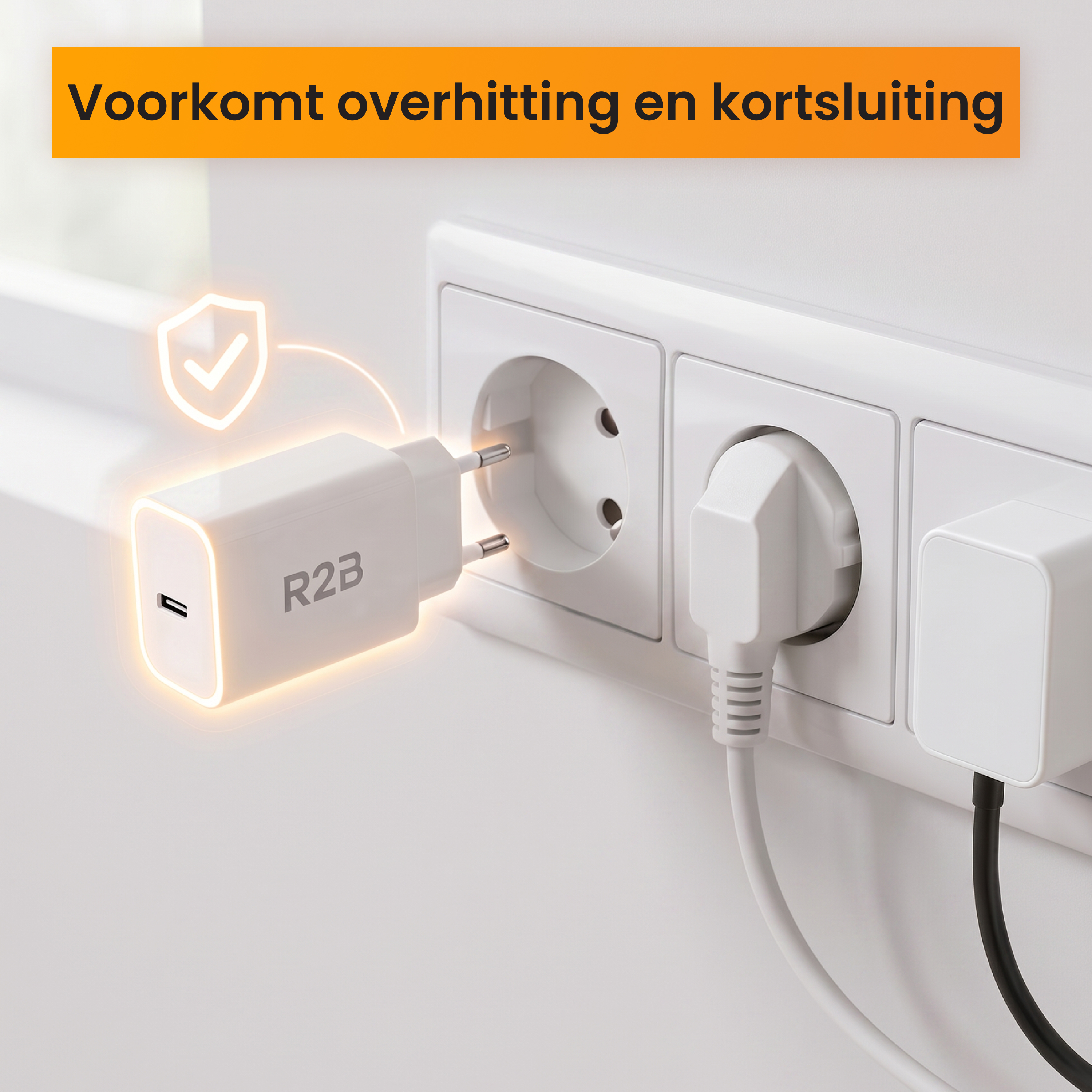 Weiße Ladegeräte mit USB-C-Anschluss und ein Stecker in einer Steckdose.