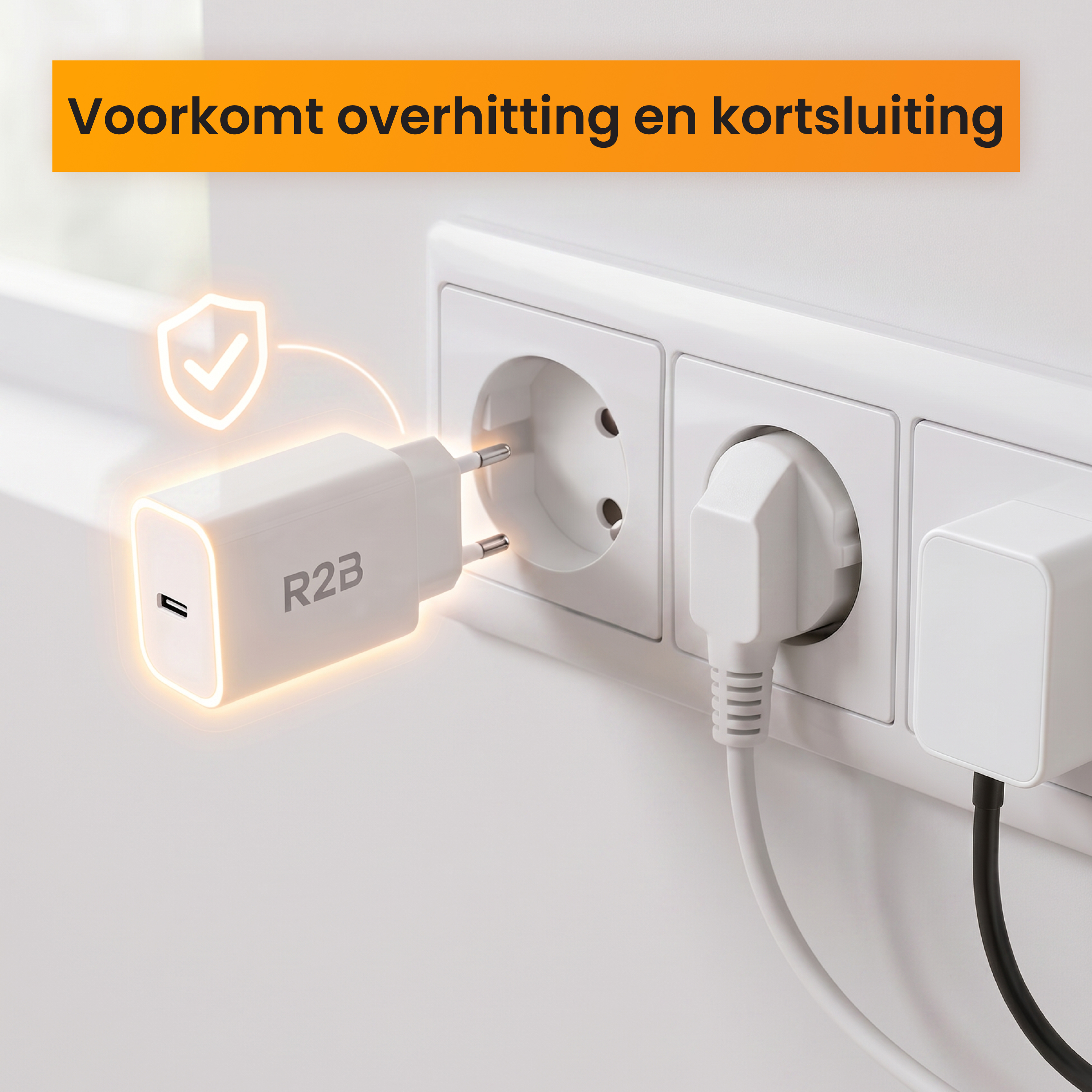 Een witte R2B logo USB-C adapter in een stopcontact gestoken.