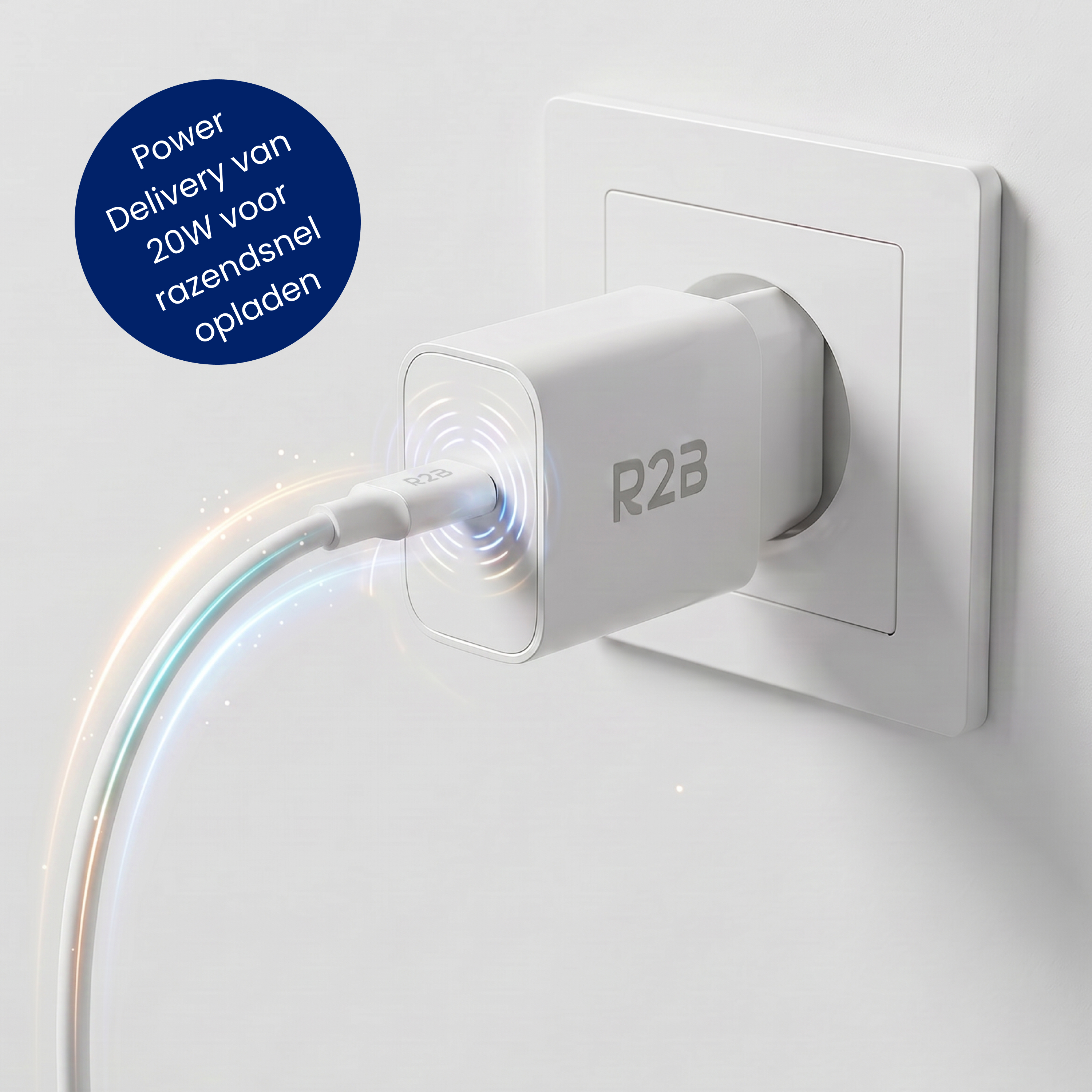 Een witte R2B laadstekker is in een stopcontact gestoken. Een kabel is aangesloten.