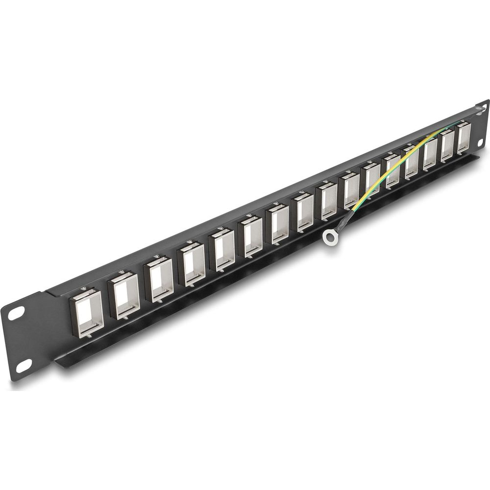 Un pannello nero da rack con dodici connettori keystone vuoti e un filo di terra.