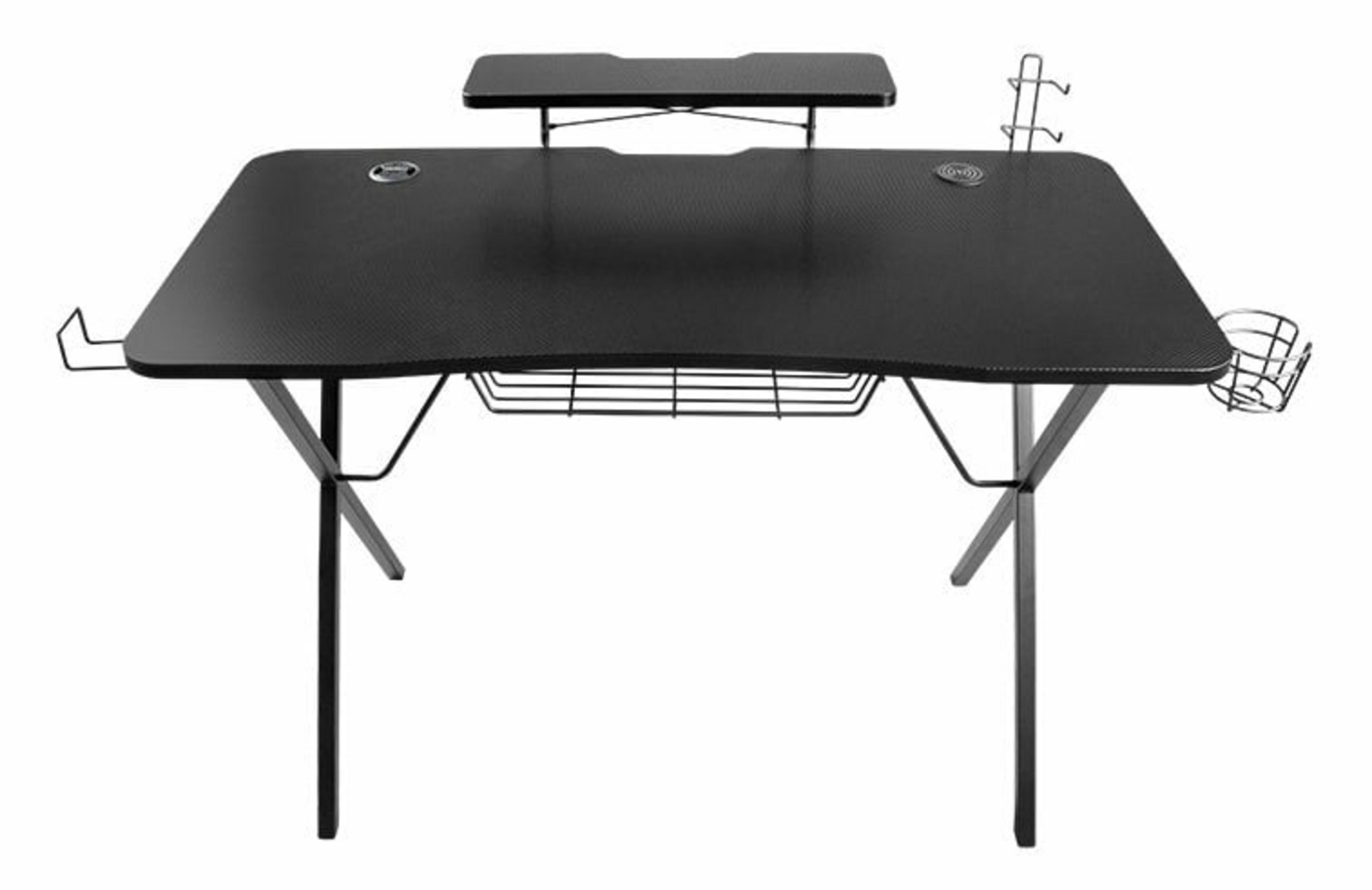Un escritorio negro para juegos con estante elevado y soporte para auriculares.