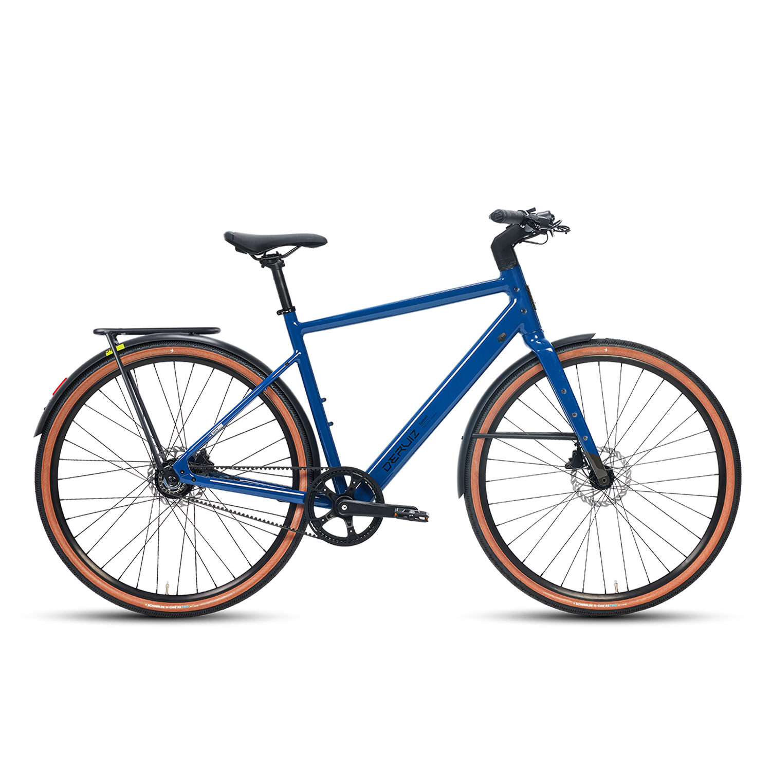 Ein blauer Herrenfahrrad mit braunen Reifen und Schutzblechen steht im Studio.
