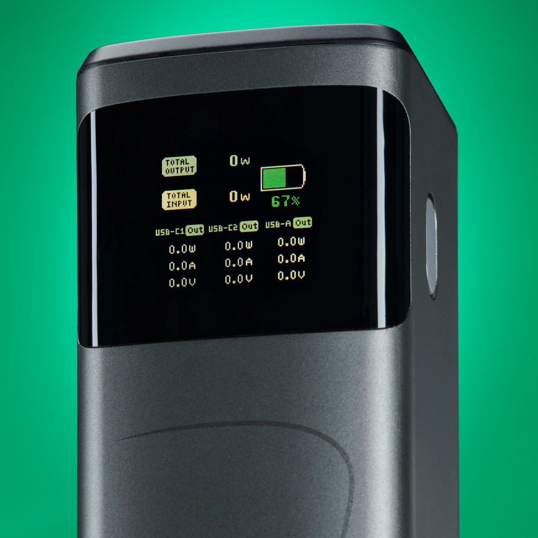 Un power bank grigio scuro mostra 0W di uscita, 0W di ingresso e 67% di batteria.