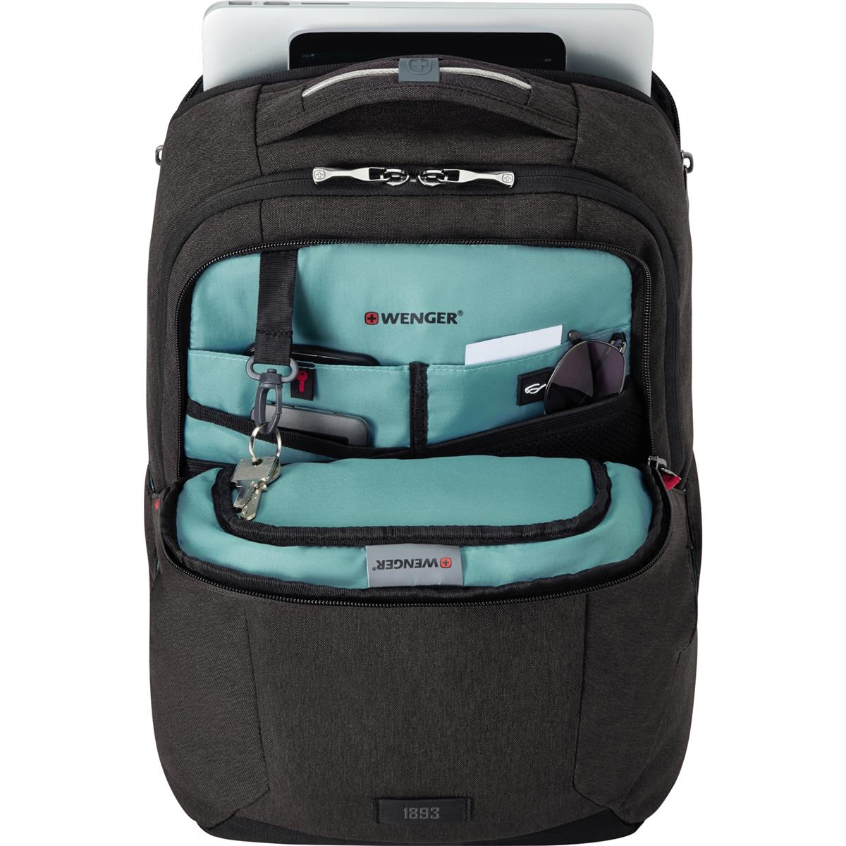 Schwarzer Rucksack mit offenen Fächern, Laptop, Schlüssel und Sonnenbrille.