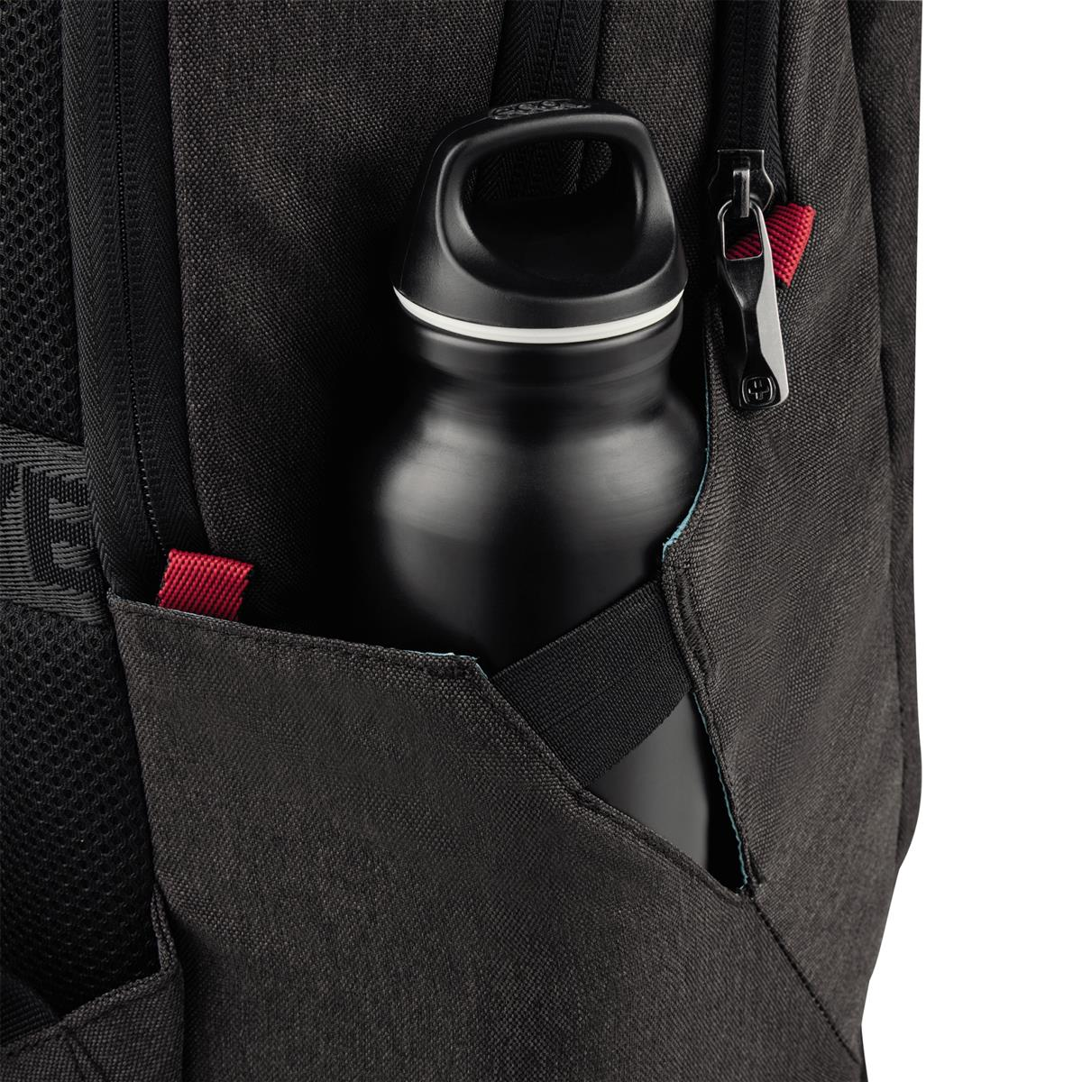 Schwarze Wasserflasche in einer seitlichen Tasche eines schwarzen Rucksacks.