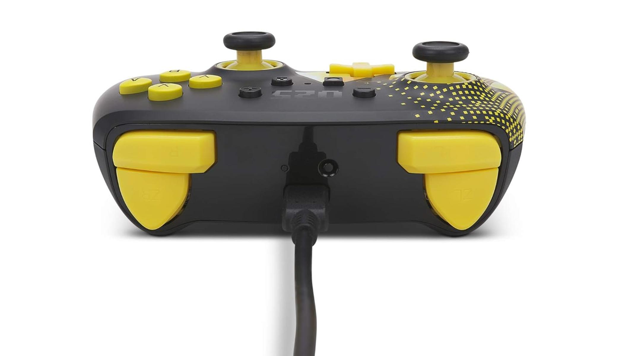Schwarzer und gelber Controller mit Kabelanschluss unten.