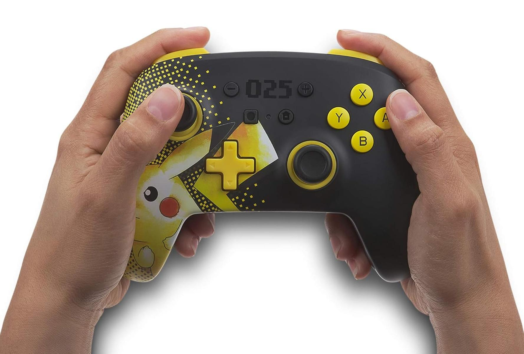 Hände halten einen schwarzen und gelben Controller mit Pikachu-Design.