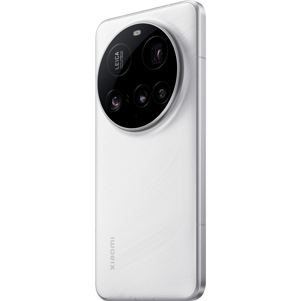 Büyük dairesel kamera modülü ve Leica logosuna sahip beyaz akıllı telefonun arkası.