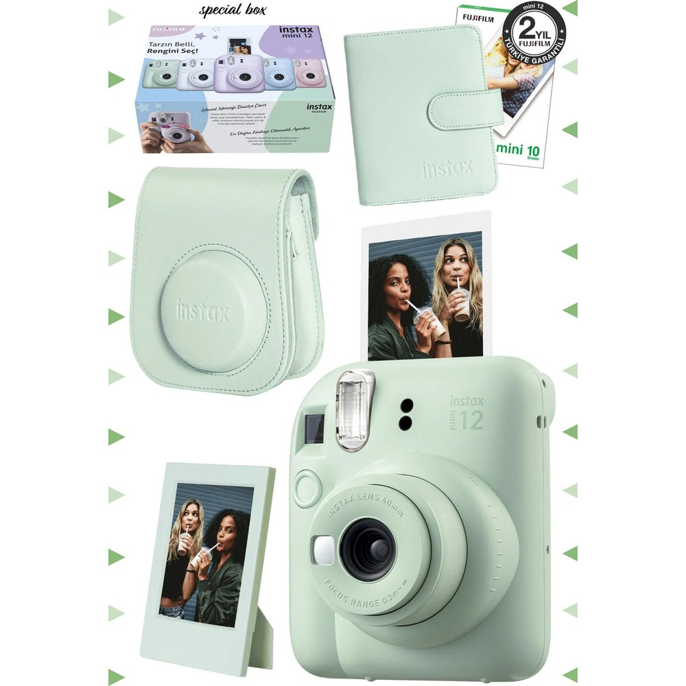 Aksesuar, kılıf ve fotoğraf albümü dahil açık yeşil Instax Mini 12 kamera.