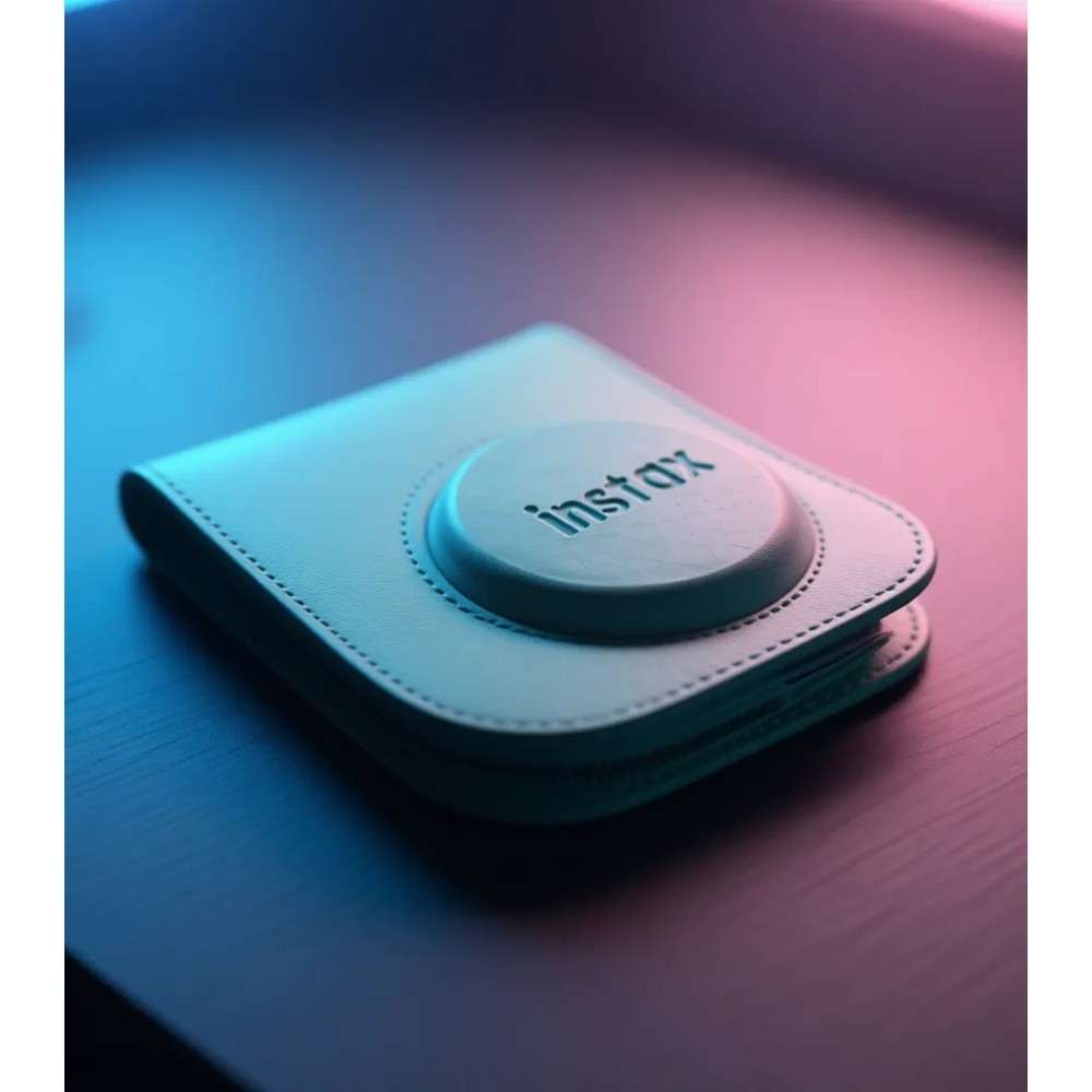 Önünde kabartmalı logolu, açık mavi bir Instax kamera çantası.