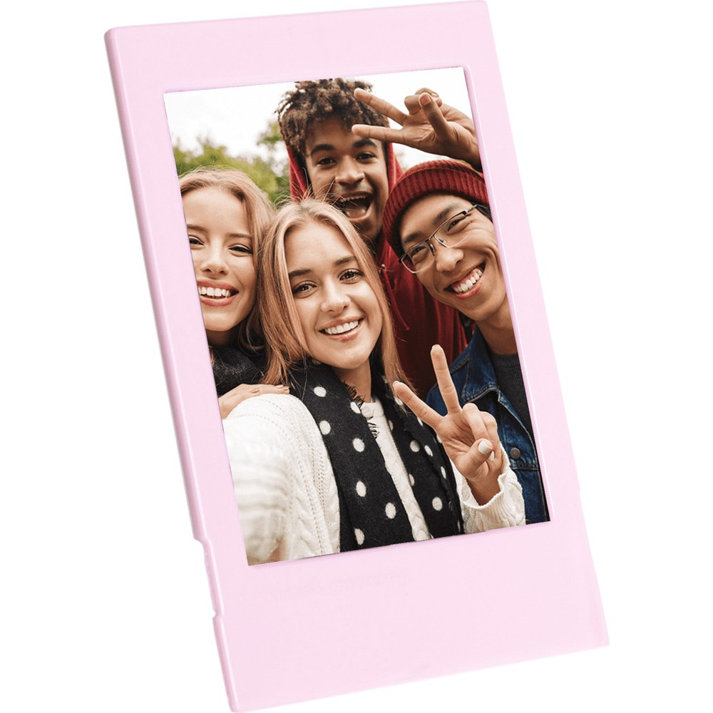 Dört gülümseyen genç, pembe bir çerçevede selfie çekiyor. İki kadın ve iki erkek.