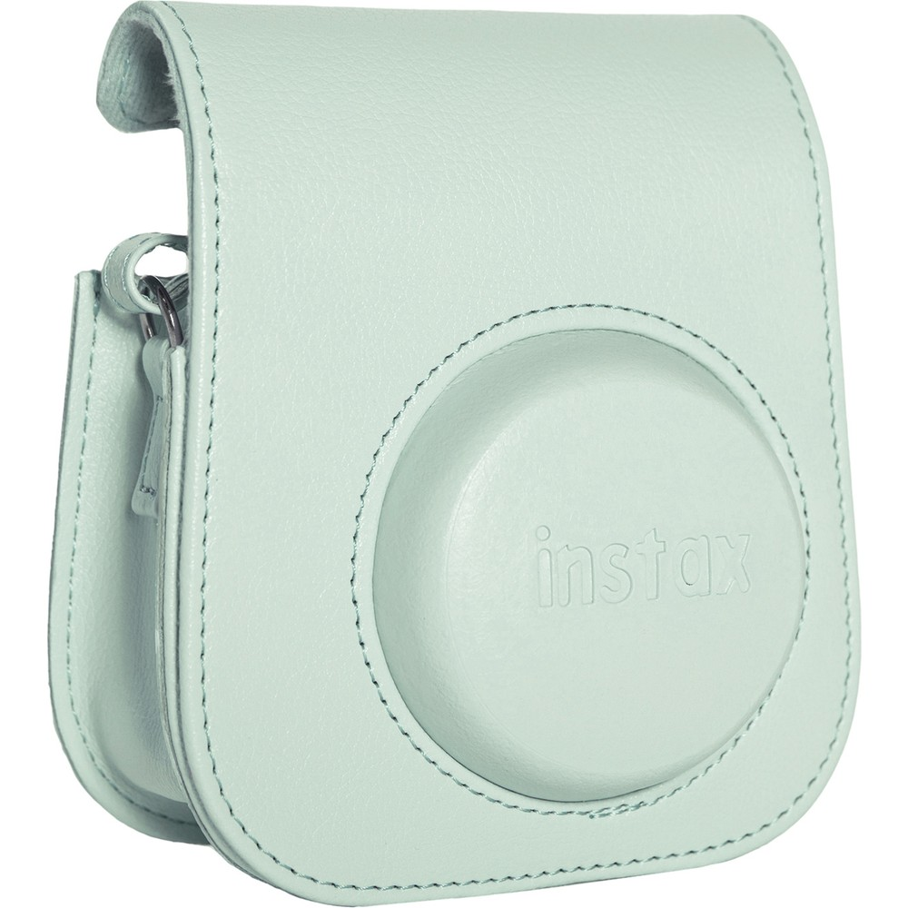 Önünde "instax" logosu kabartmalı açık yeşil deri kamera çantası.