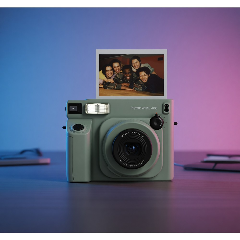 Ada yeşili Instax Wide 400 kamera, mavi ve pembe gradyan önünde gülümseyen beş arkadaşın fotoğrafını gösteriyor.