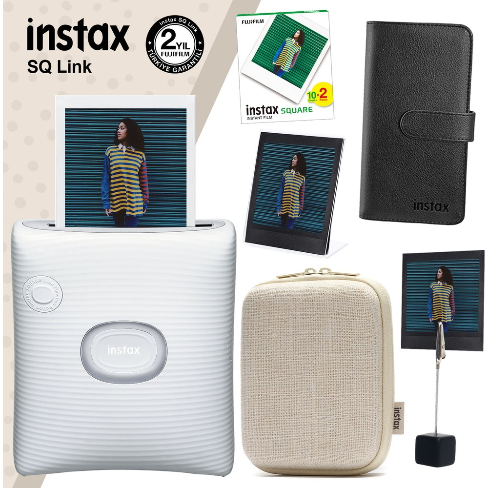 Fotoğraflı beyaz Instax SQ Link yazıcı, siyah kılıf, çanta, film paketi ve fotoğraf klipsi.