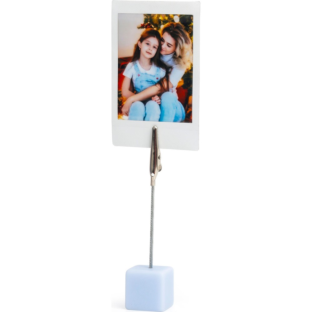 Bir kadin ve bir kizin Noel ağaci önünde, fotoğraf klipsiyle tutulan bir fotoğrafı.