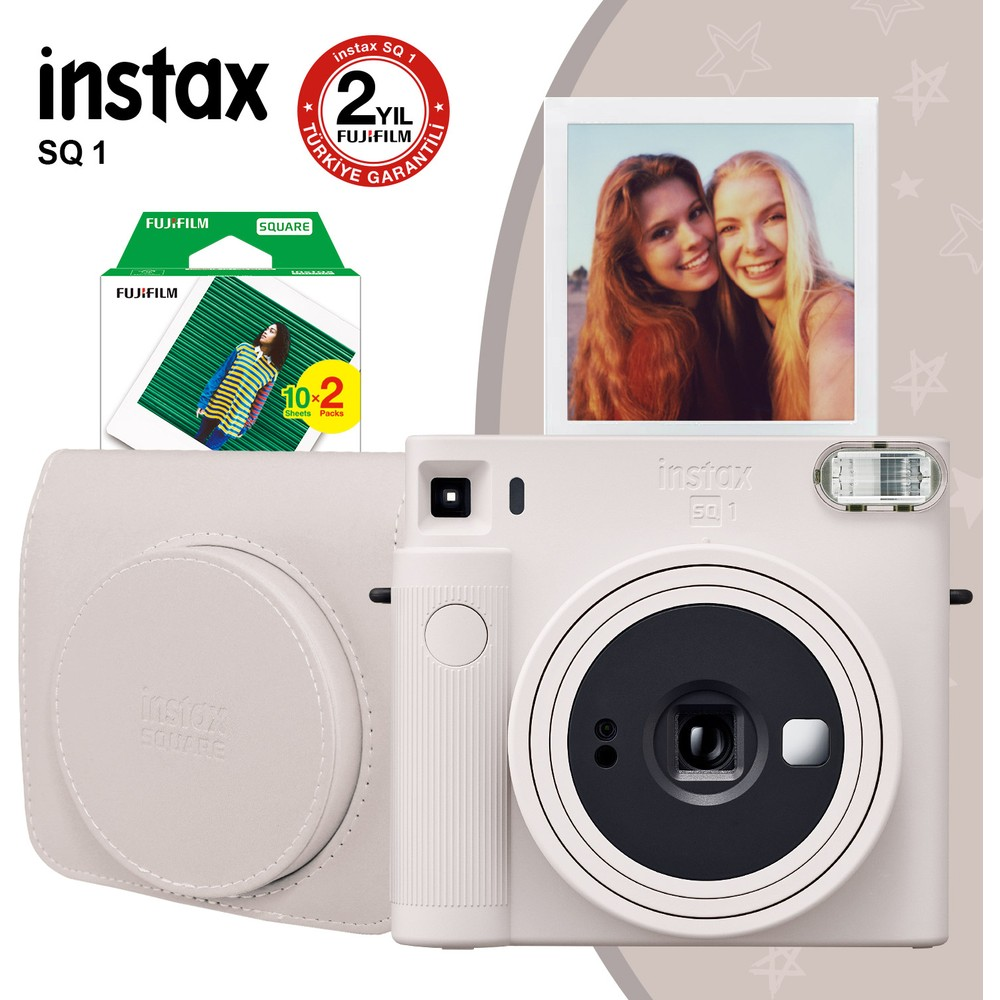 Kılıf, film paketi ve iki kadının fotoğrafıyla birlikte bej Instax SQ 1 kamera seti.