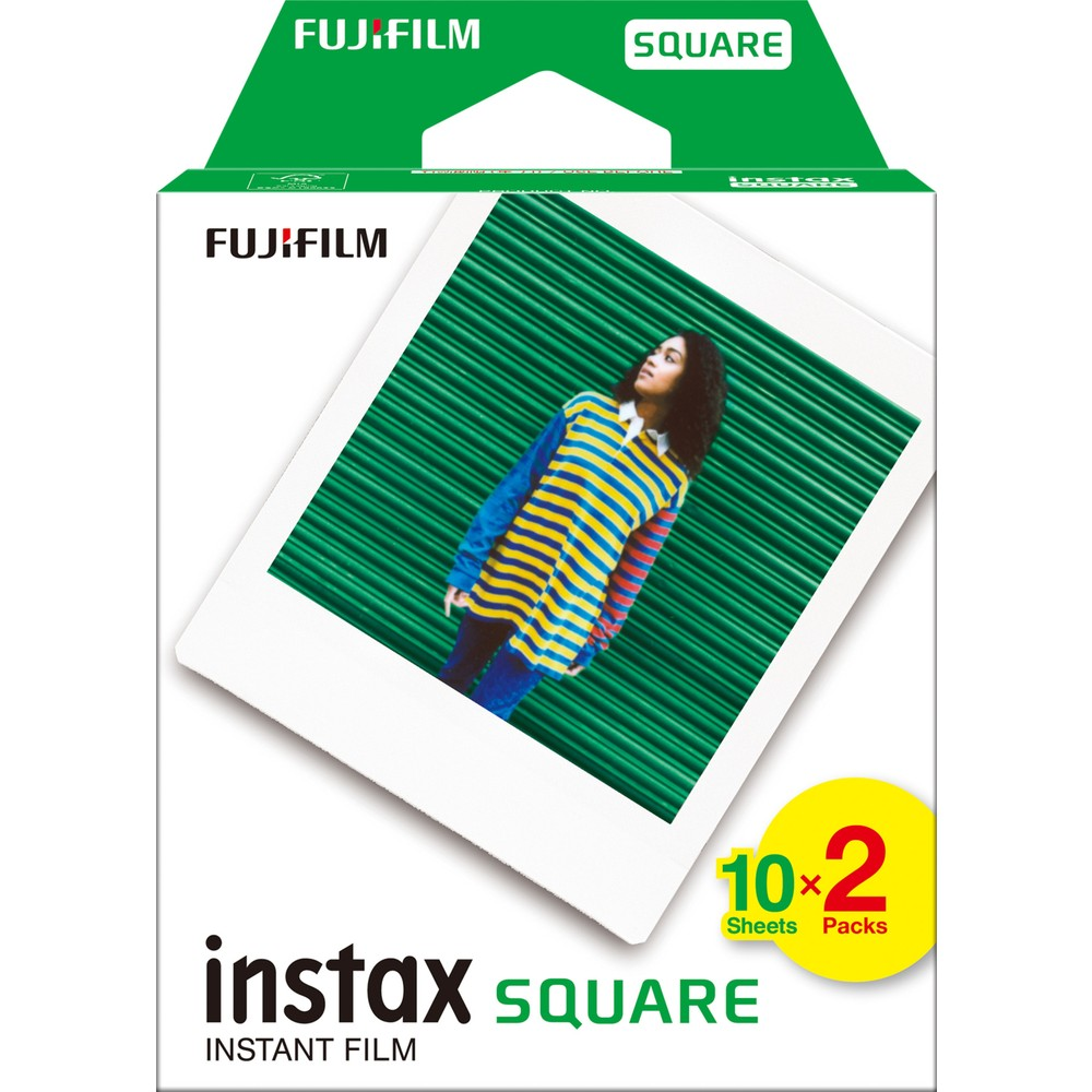 Fujifilm Instax Square anında film paketi, yeşil arka plana karşı kadın resmi.