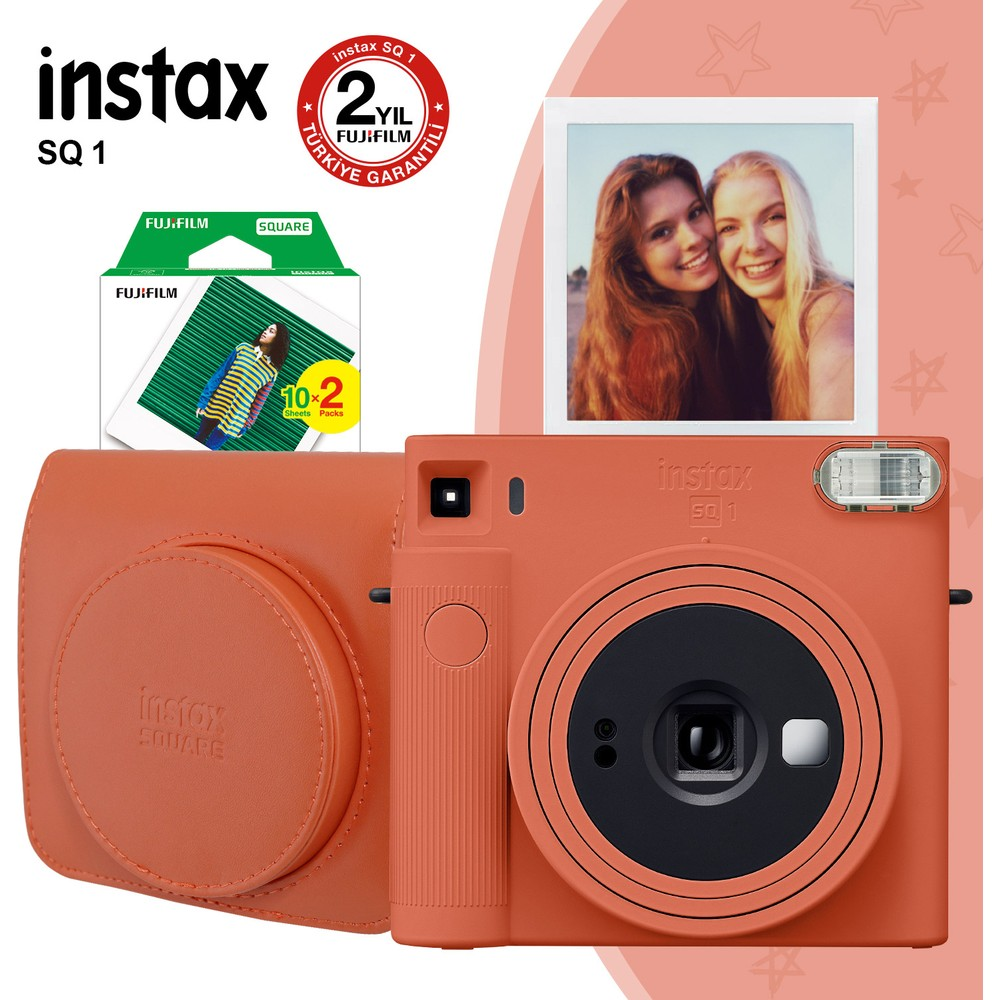 Turuncu Instax SQ 1 kamera, kılıfı, film paketi ve iki kadının fotoğrafı.