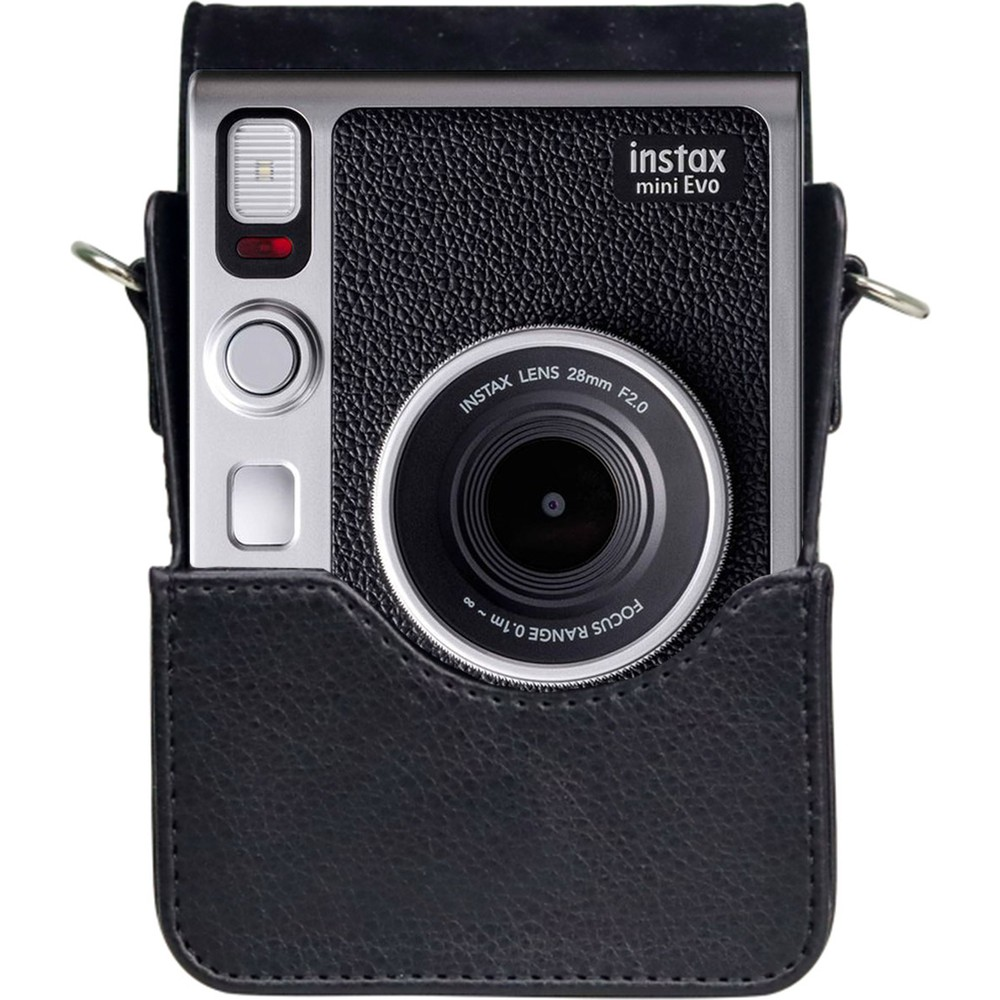 Gümüş ve siyah Instax Mini Evo kamerayı tutan siyah deri kılıf, belirgin lensli.