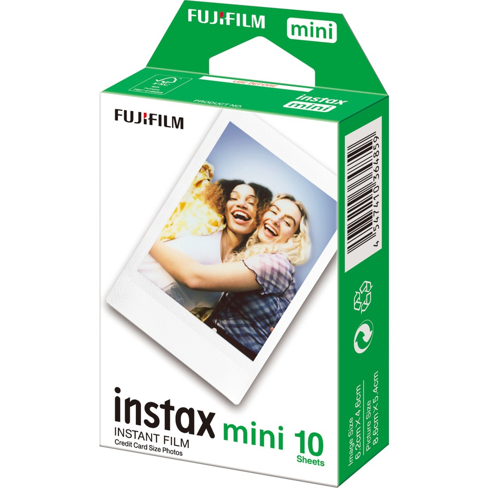 İki gülümseyen kadının sarıldığı Fujifilm Instax Mini 10 paketi.