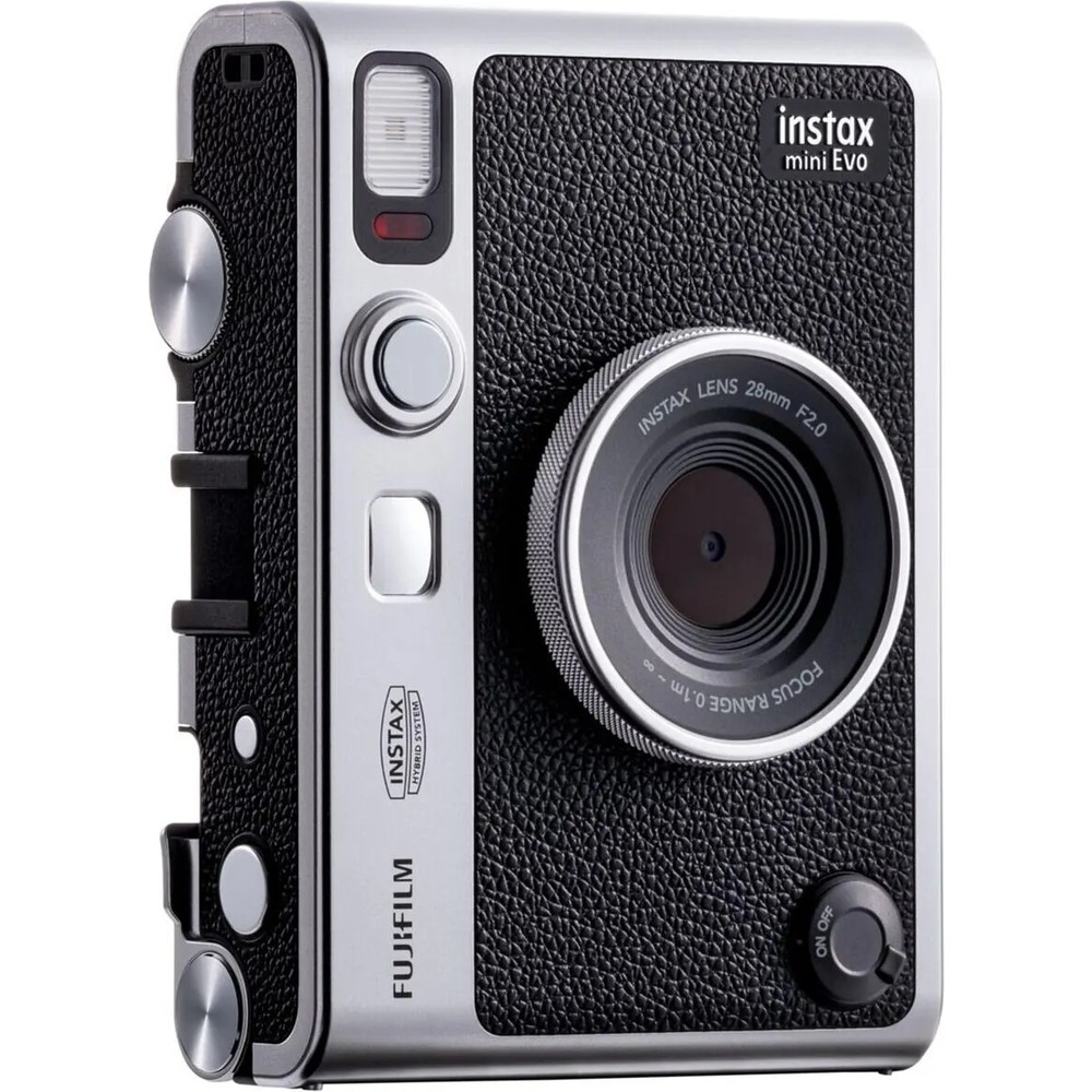 Büyük lensli siyah ve gümüş Fujifilm Instax Mini Evo anlık fotoğraf makinesi.