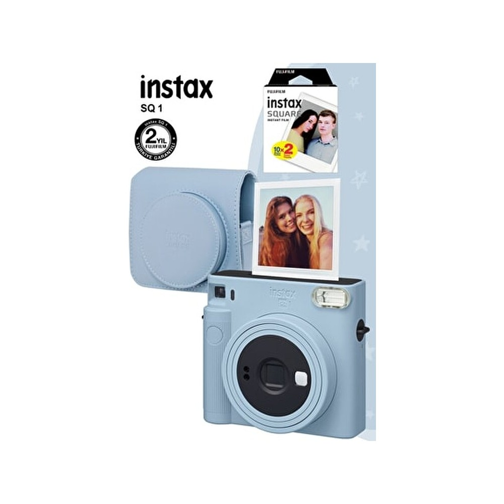 Açık mavi Instax SQ 1 anında fotoğraf makinesi, kılıfı ve film paketiyle.