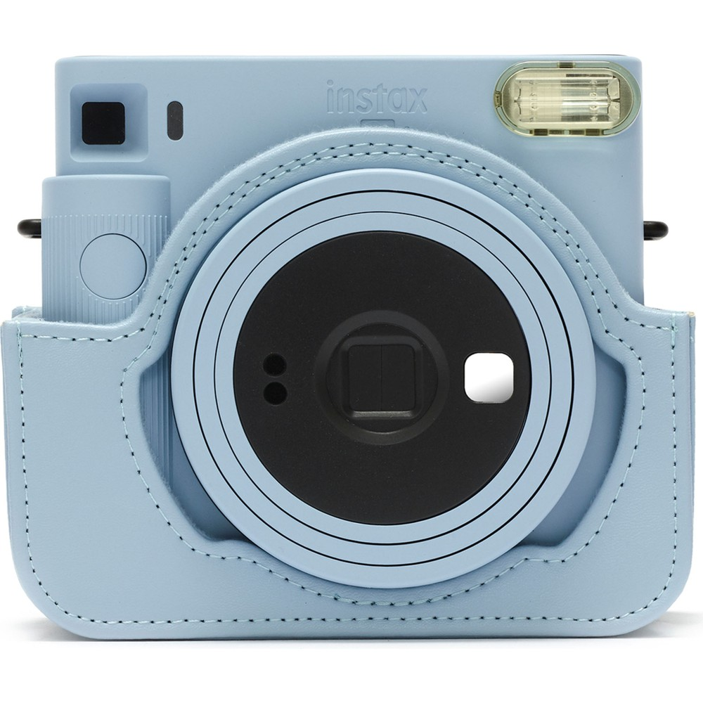 Koruyucu kılıflı, açık mavi anında fotoğraf makinesi, önden görünüm.