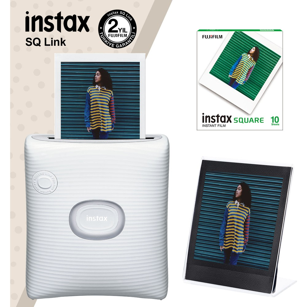 Beyaz bir Instax SQ Link yazıcı, çizgili gömlekli bir kadının kare fotoğrafını basıyor.