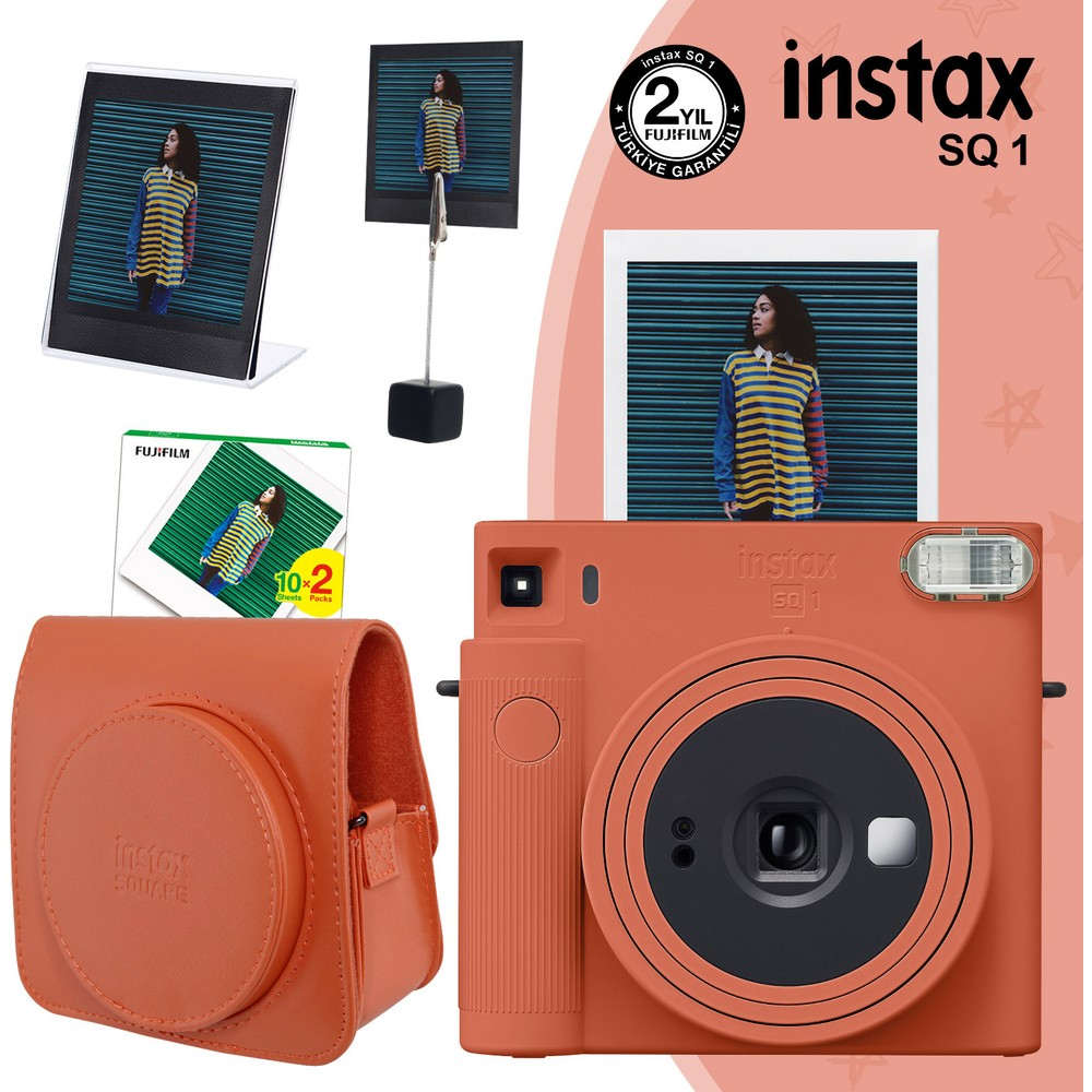 Turuncu Instax SQ1 kamera, kılıf, film ve fotoğraf çerçevesi.