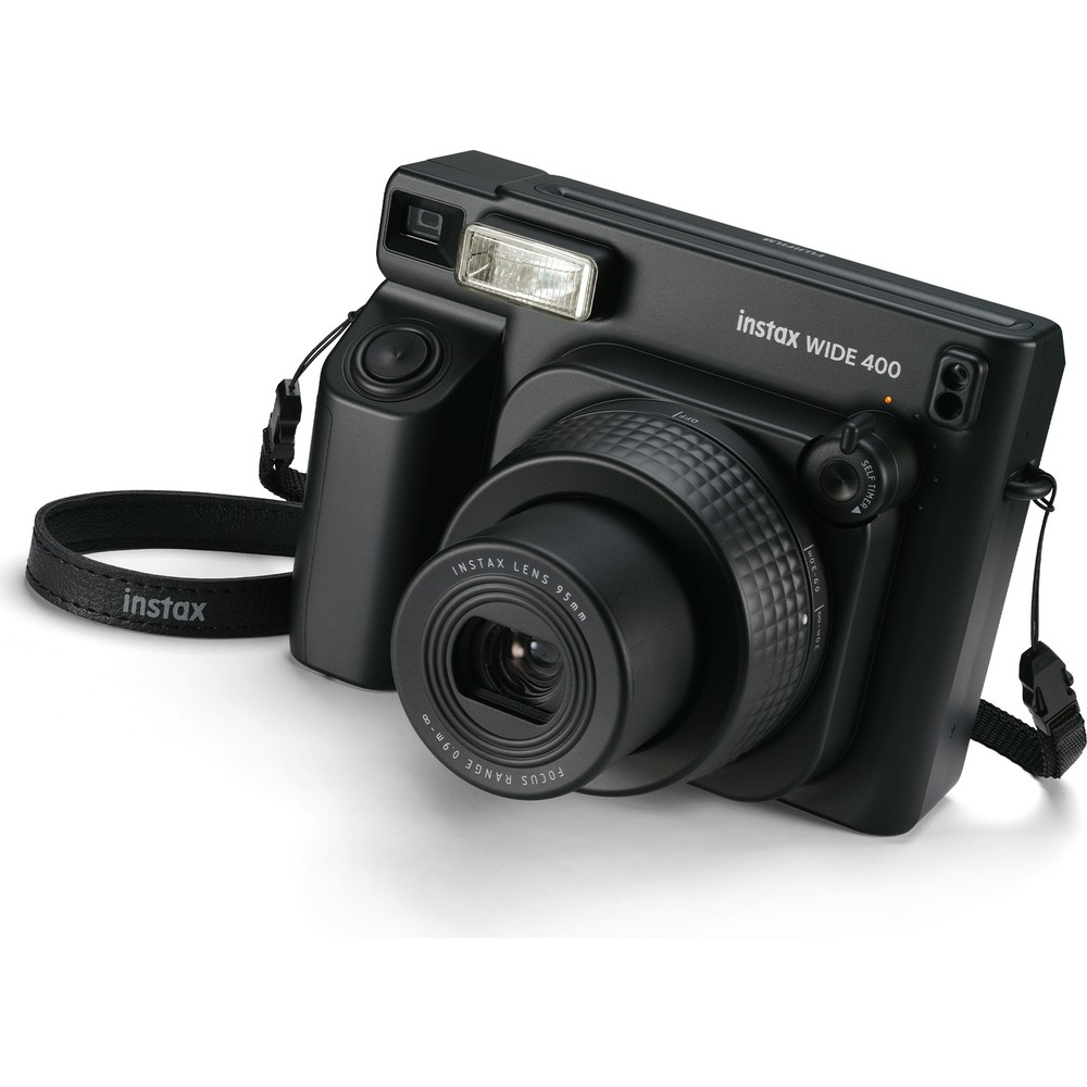 Siyah Instax Wide 400 anlık kamera, lens ve flaşlı.