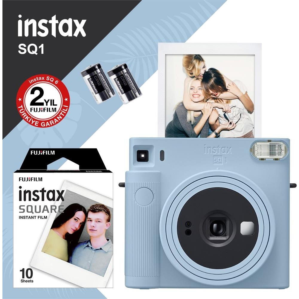 Instax SQ1 kamera, film paketi, piller ve gülen üç kızın fotoğrafı.