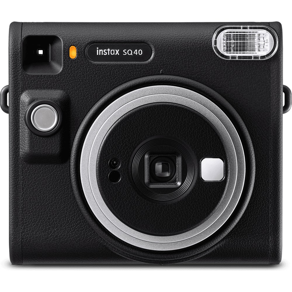 Gümüş aksanlar ve flaşlı siyah bir Instax SQ40 anlık kamera.