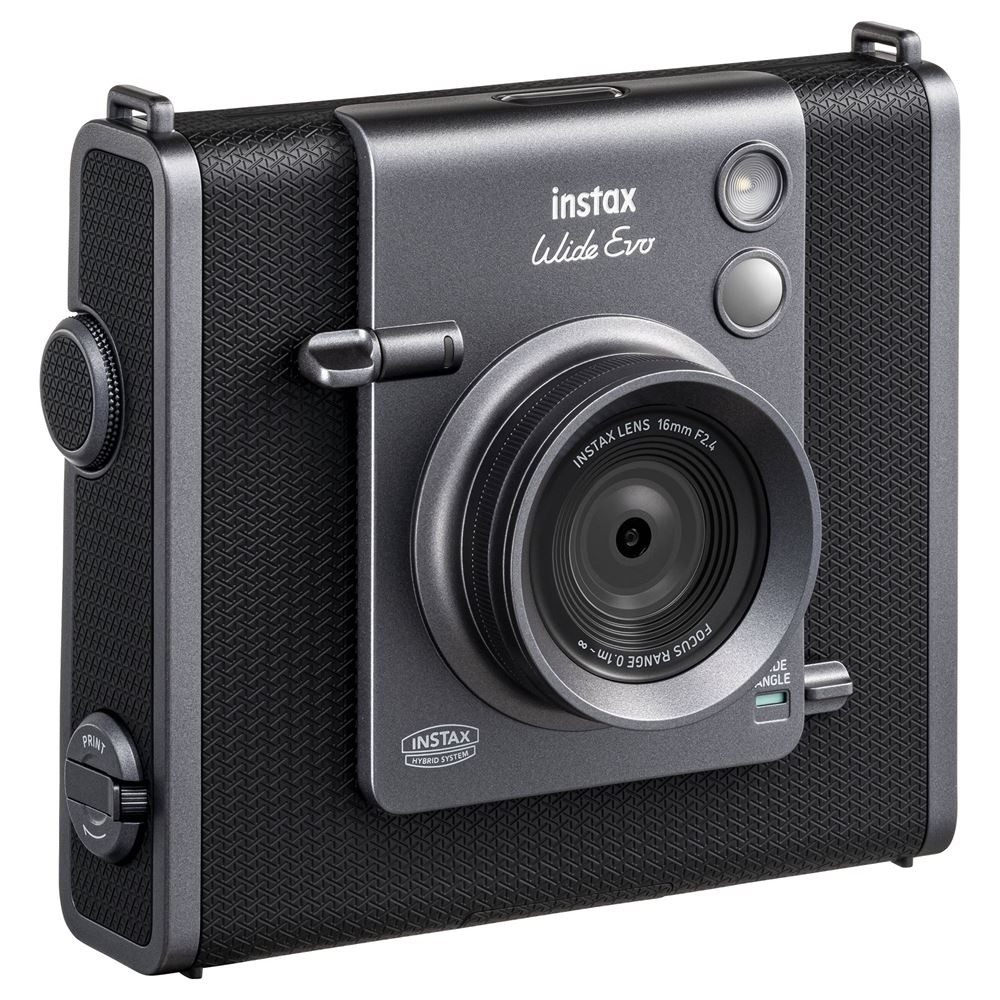 Siyah dokulu tutamaçlı ve lensli gri Instax Wide Evo anlık kamera.