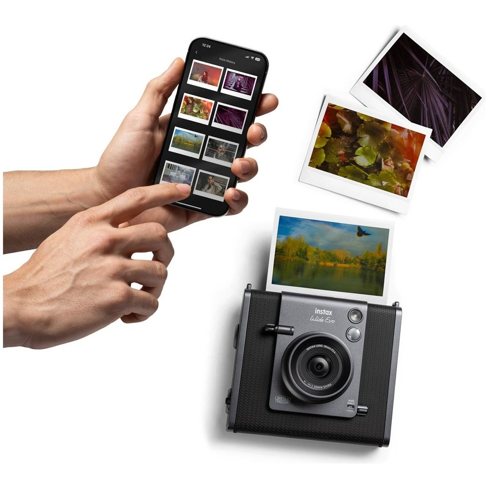 Akıllı telefon kullanan eller, yanında kamera ve fotoğraflar.