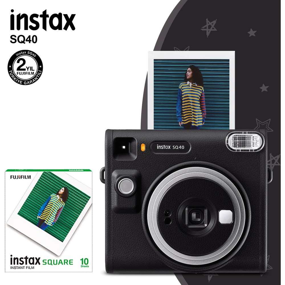 Instax SQ40 kamera film paketiyle. Çizgili kazaklı kadın fotoğrafı.