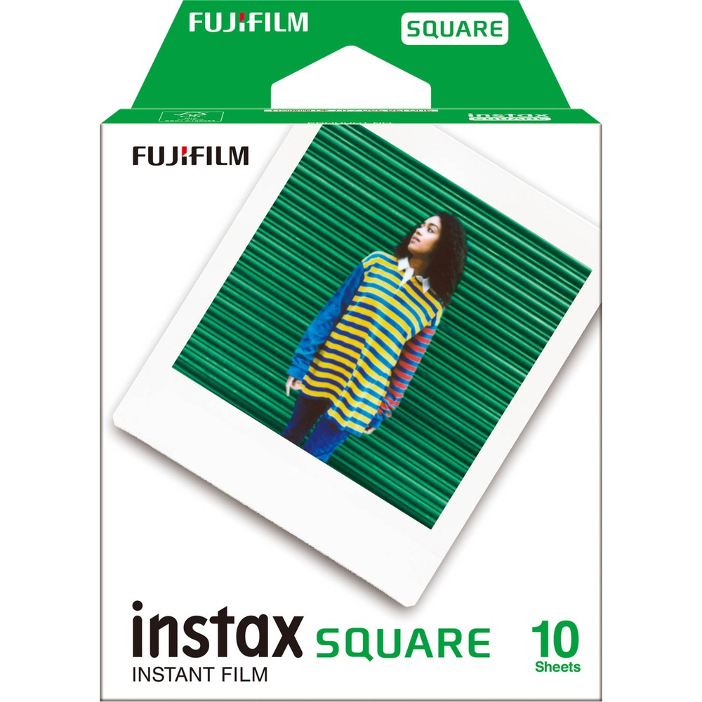 Yeşil panjurların önünde bir kadının yer aldığı Fujifilm Instax Kare anında fotoğraf filmi kutusu.
