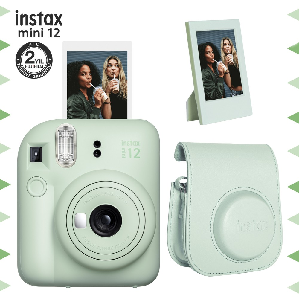 Yeşil Instax Mini 12 kamera, fotoğraf, çerçeve ve kılıfla.