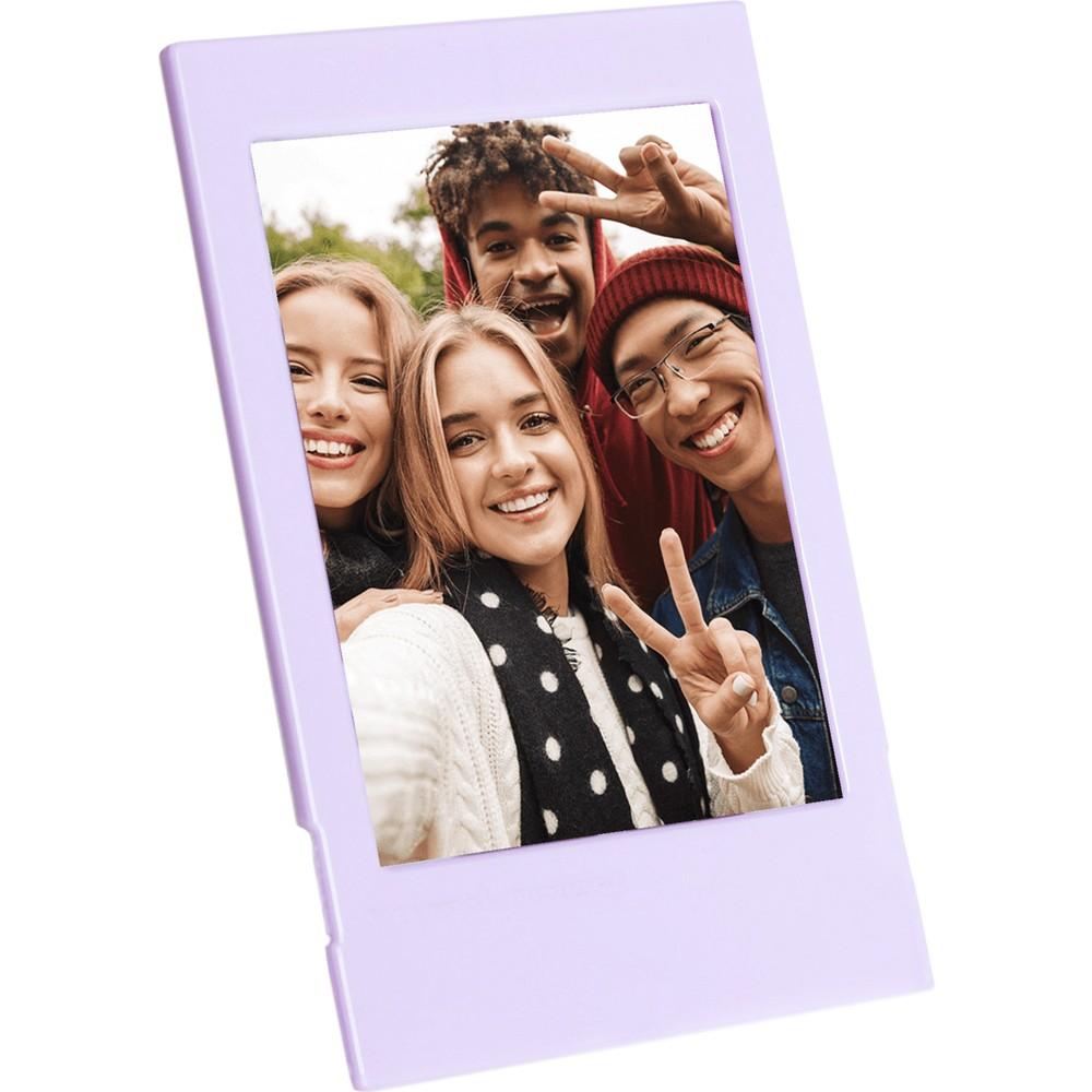 Dört gülen genç, mor bir çerçevede selfie çekiyor.