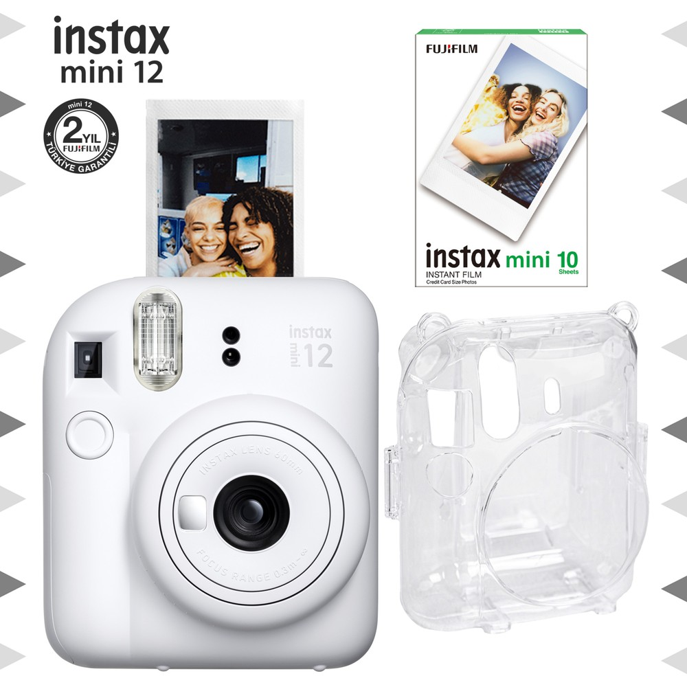Film, film paketi ve koruyucu kılıfı ile beyaz Instax Mini 12 kamera.