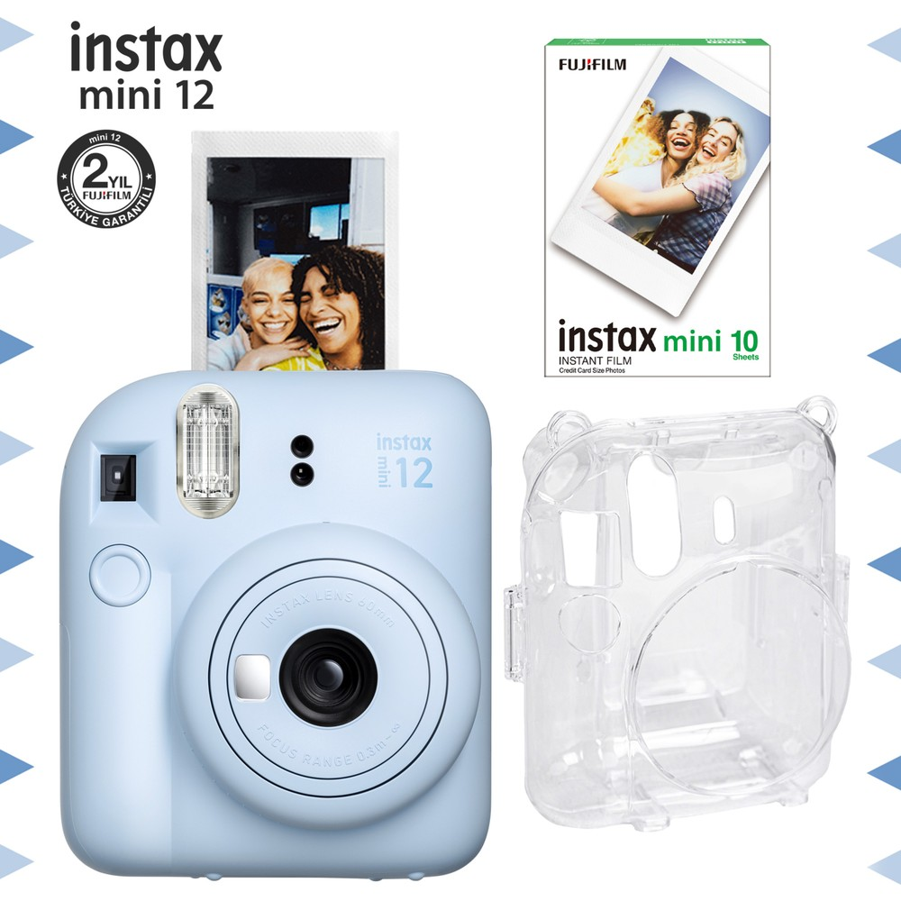 Açık mavi Instax Mini 12 kamera, film, kutu ve kılıf.