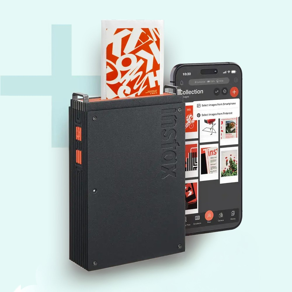 Baskılı kağıt ve akıllı telefonlu siyah Instax yazıcı.