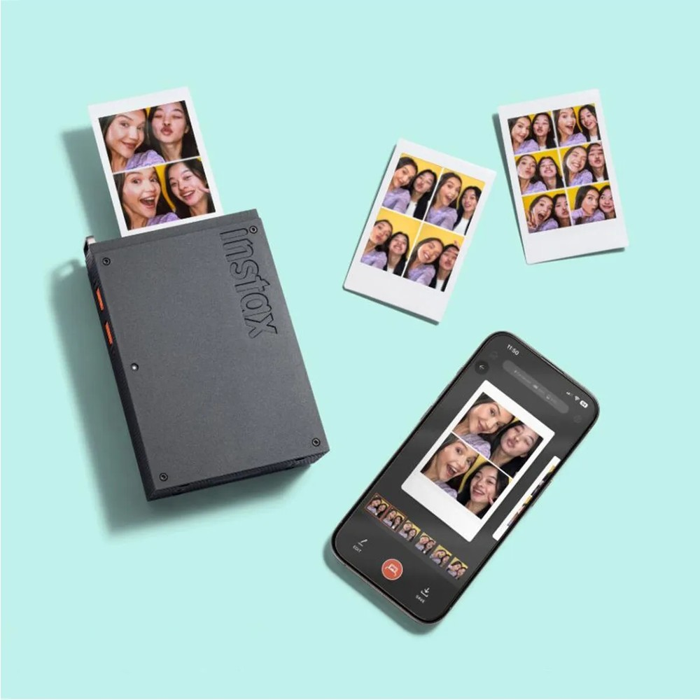 Fotoğraflı gri Instax cihazı ve fotoğrafları gösteren bir akıllı telefon.
