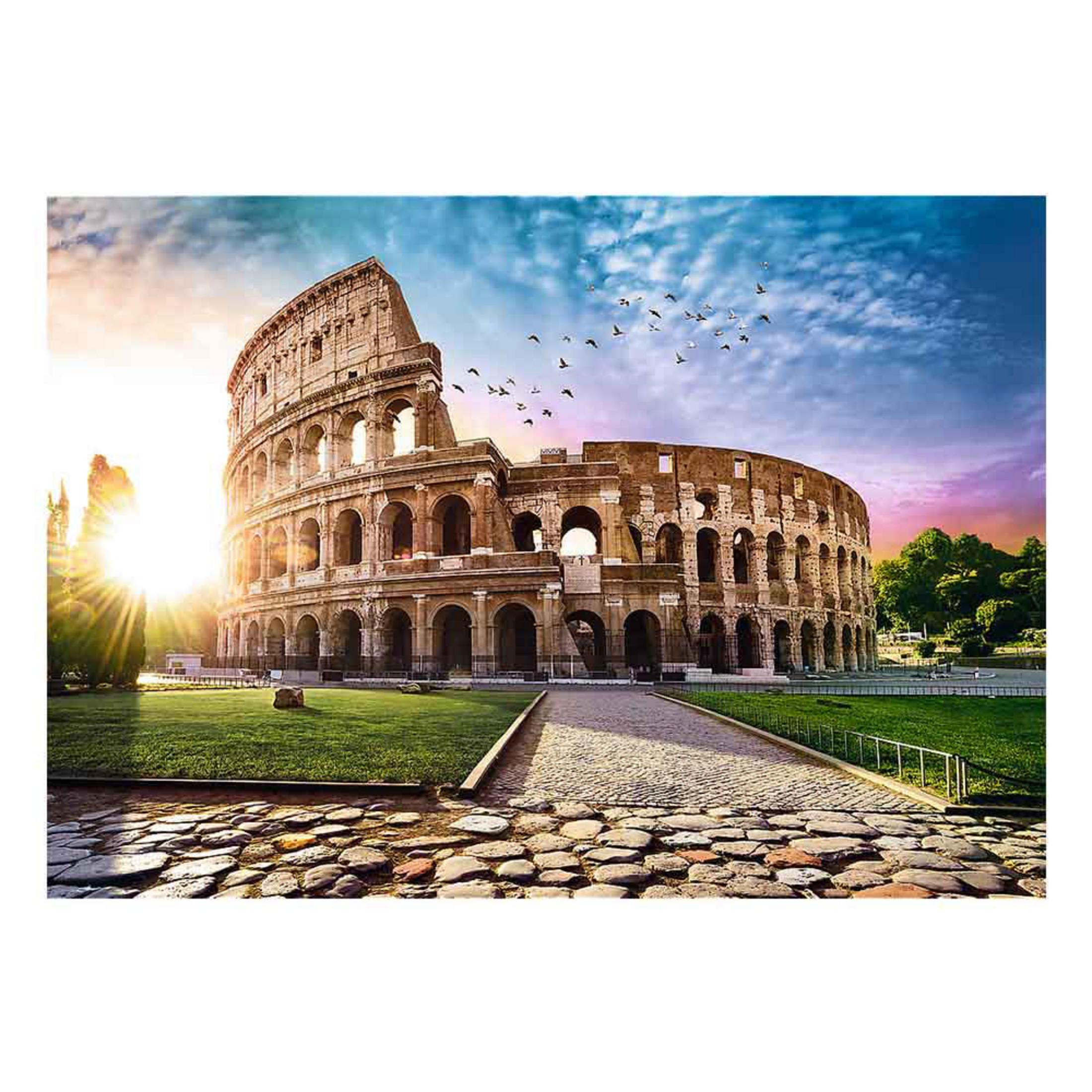 Il Colosseo a Roma al tramonto con uccelli in volo.