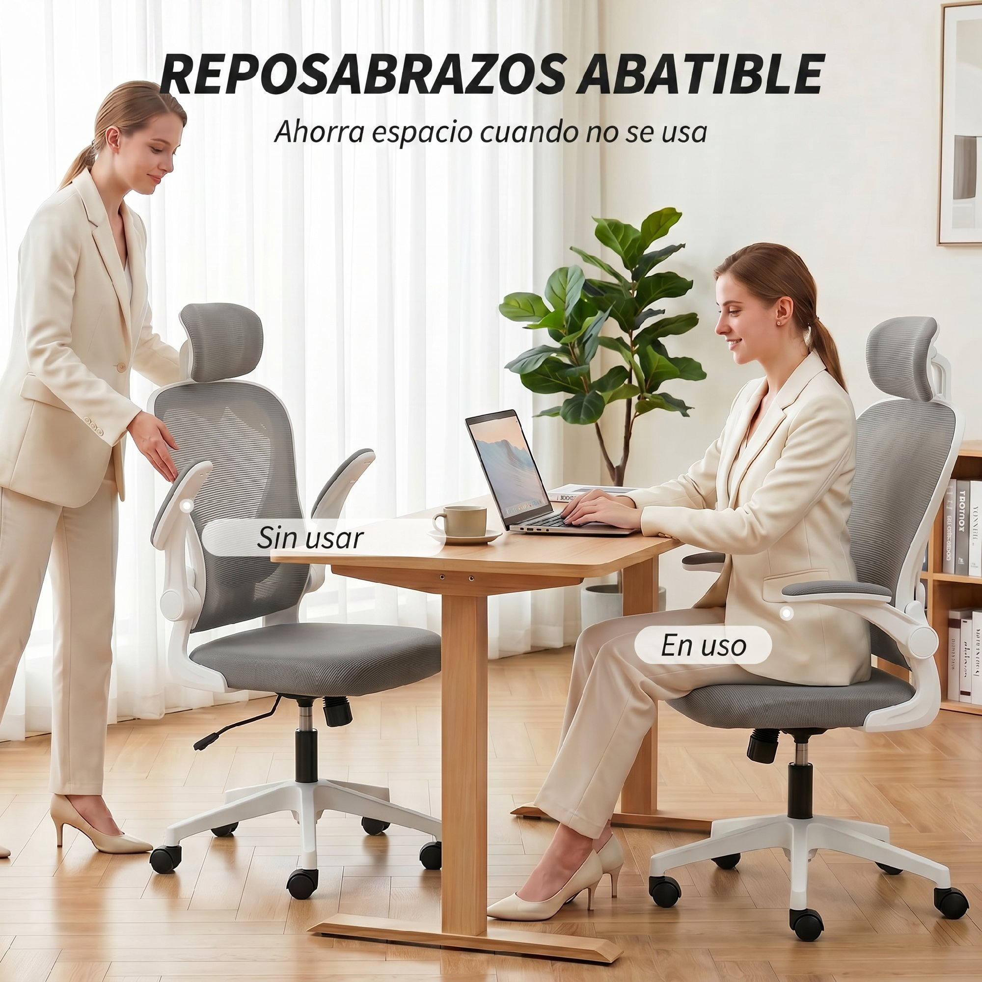 Dos mujeres en una oficina, una sentada en un escritorio, la otra de pie.