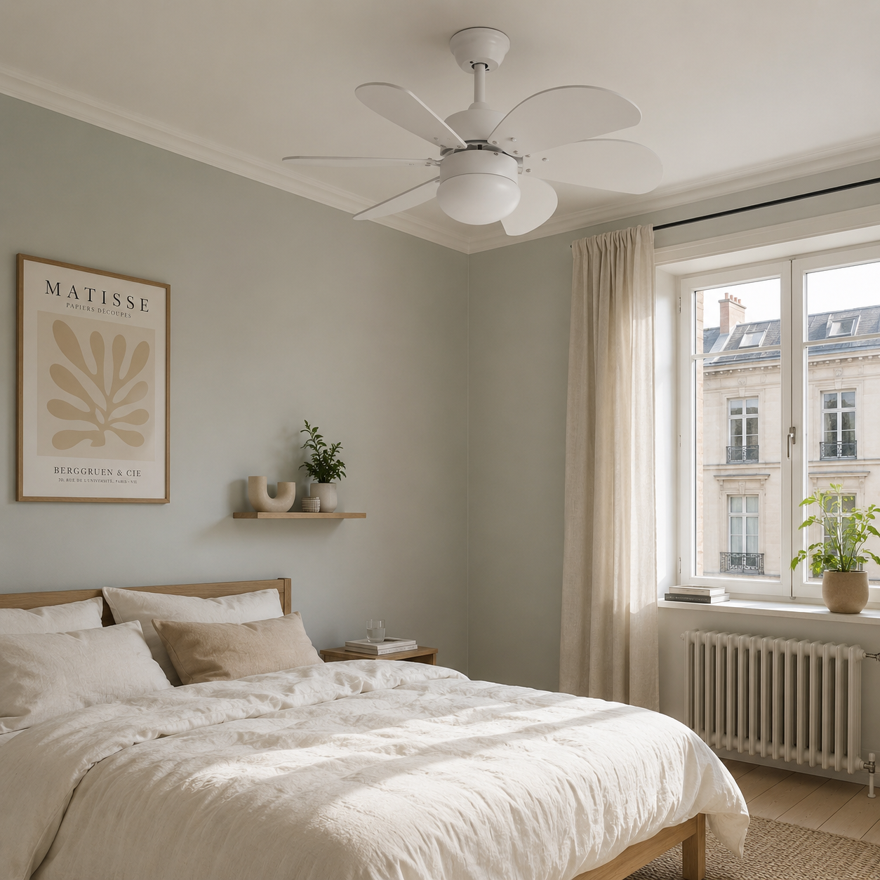 Ein Schlafzimmer mit Bett, Deckenventilator, Fenster und Matisse-Poster.