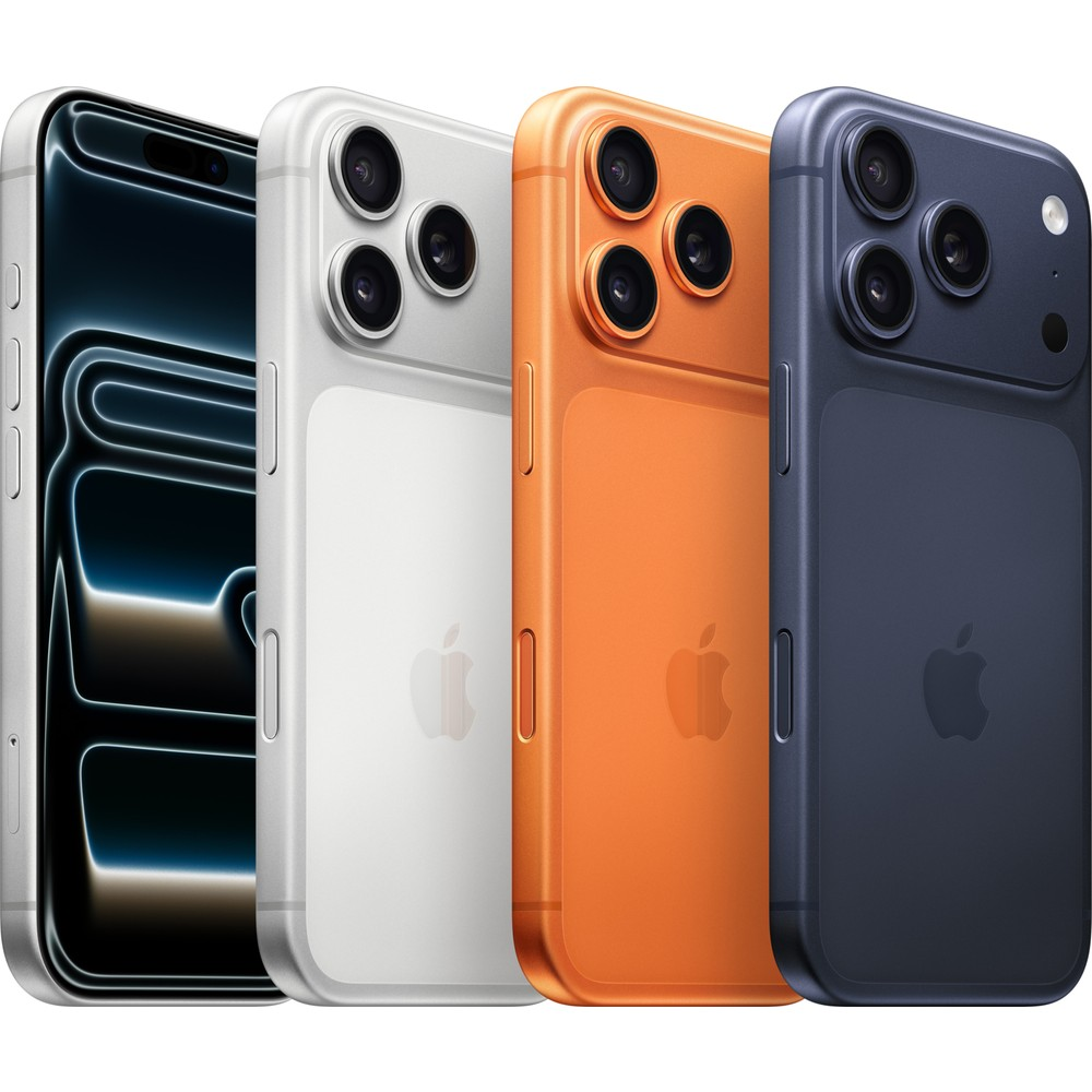 Quattro iPhone in argento, bianco, arancione e blu scuro uno accanto all'altro.