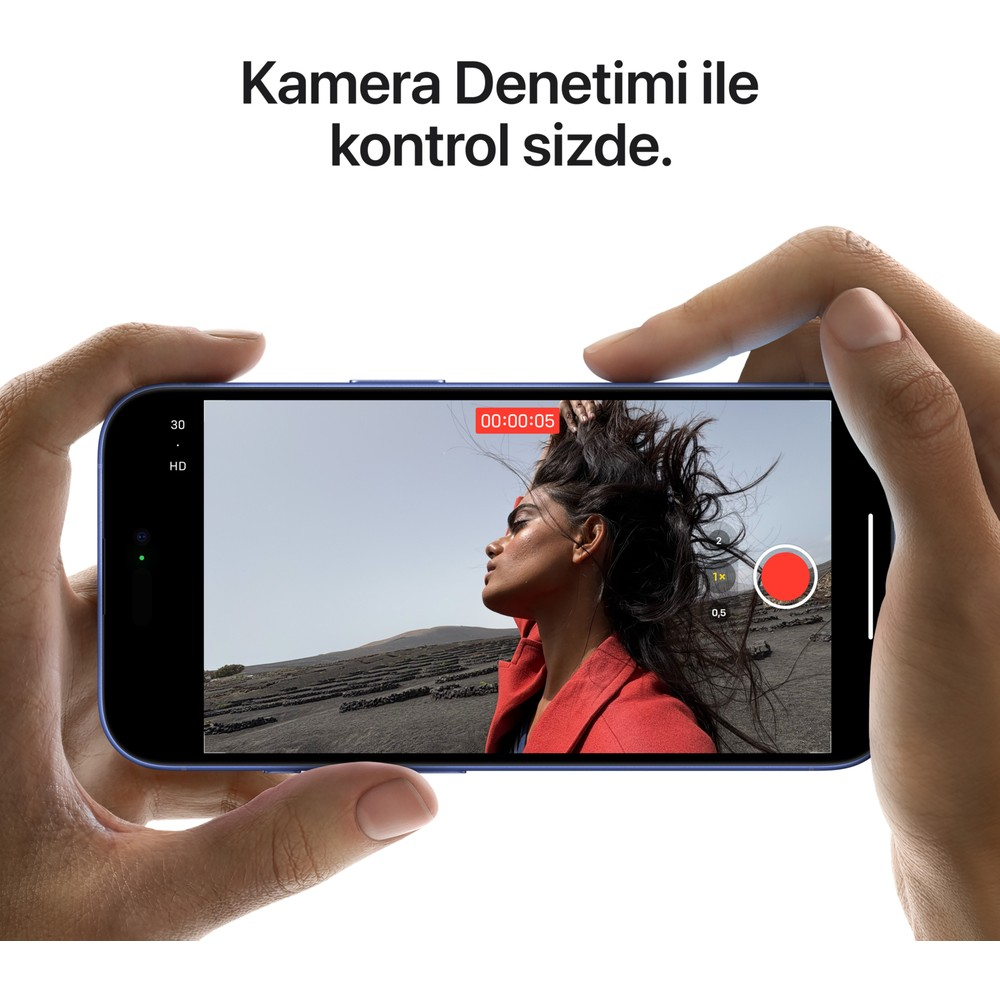 Dos manos sujetan un smartphone azul grabando un vídeo de una mujer con abrigo rojo.