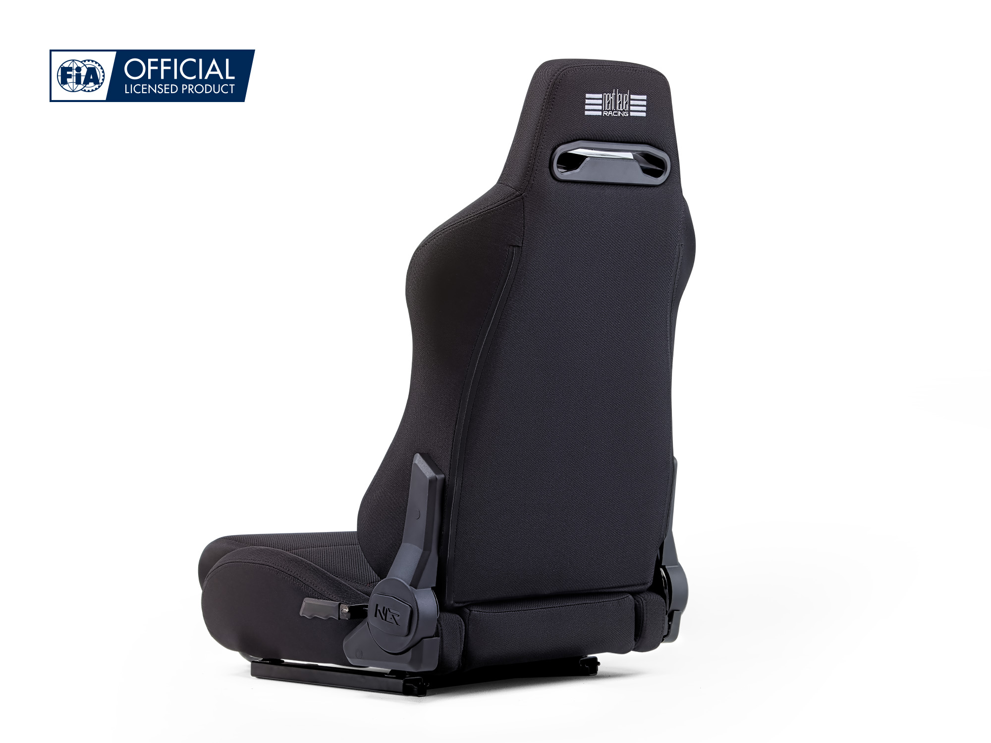 Un asiento de cubo de carreras negro con sello FIA y logo sobre fondo blanco.