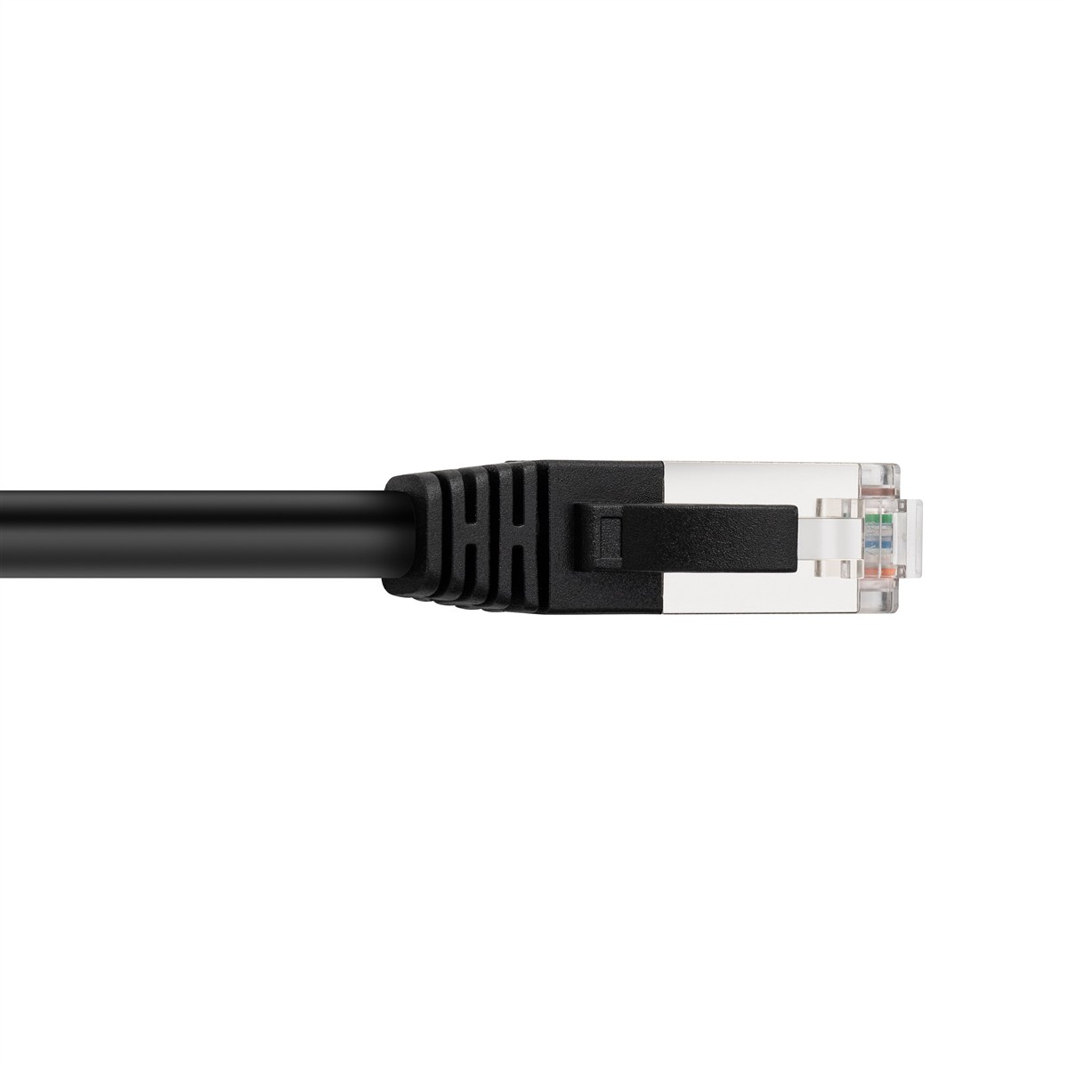 Primo piano di un cavo di rete nero con connettore RJ45 trasparente.